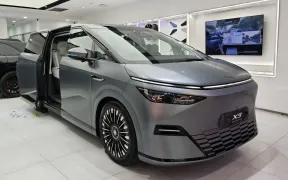 Xpeng X9 4